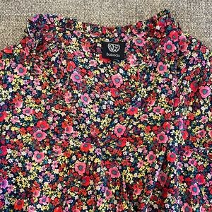 Like New Ruffled Floral Women’s Top with button closure & flowy bottom, Size 1X